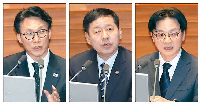 김민석 국무총리와 구윤철 부총리 겸 재정경제부 장관, 김정관 산업통상부 장관(왼쪽부터)이 10일 국회에서 경제 분야 대정부질문에 답변하고 있다.  뉴시스·연합뉴스