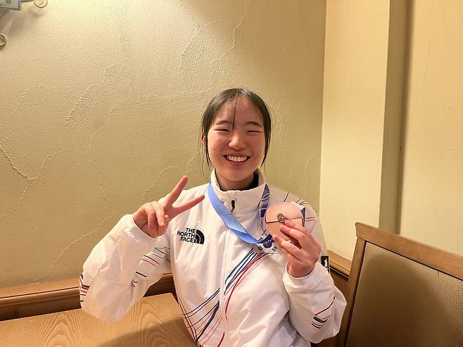 스노보드 여자 빅에어에서 동메달을 따낸 유승은이 환하게 웃으며 포즈를 취하고 있다. 본인 제공