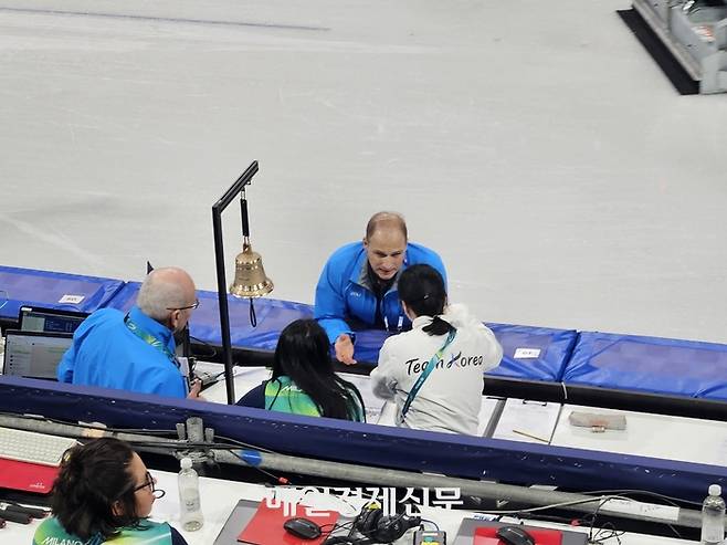 김민정 쇼트트랙대표팀 코치가 10일 이탈리아 밀라노 아이스스케이팅 아레나에서 열린 동계올림픽 쇼트트랙 혼성 2000m 계주 준결승 도중 벌어진 충돌 상황에 대해 심판진에게 소청 절차를 밟고 있다. 밀라노 김지한 기자