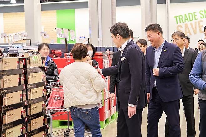 설 연휴를 일주일 앞둔 9일 인천 트레이더스 구월점을 찾은 정용진 신세계그룹 회장이 설 선물세트 코너에서 고객과 인사를 나누고 있다. 정 회장은 아이를 바라보며 “자주 와”라며 웃었다. 신세계그룹