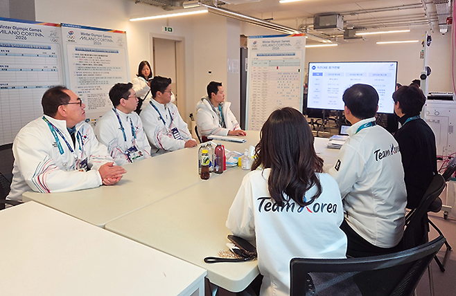 동계올림픽 대한민국 선수촌을 방문한 하형주 이사장이 대회 현황을 듣는 모습. 사진=서울올림픽기념국민체육진흥공단