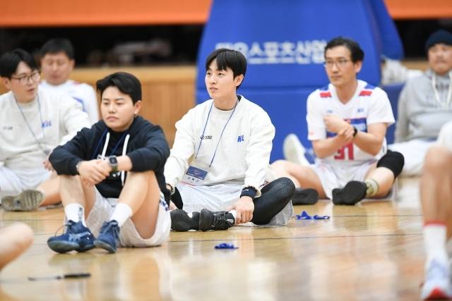 유스 코치 아카데미는 KBL의 기대만큼 순조롭게 진행되고 있다. 무엇보다 방학 중에도 제자들을 위해 시간을 투자, 열심히 뛰고 듣는 스승의 모습을 직접 지켜볼 수 있다는 점에서 더욱 뜻깊었다. 그리고 그들과 함께하는 강사진의 열정도 확인할 수 있었다. 사진=KBL 제공