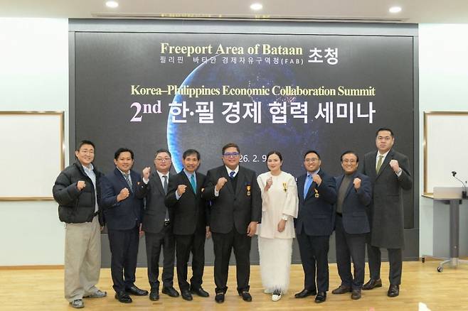 9일 서울 관악구 서울대학교에서 열린 '한-필 경제협력 세미나'에서 모하메드 후세인 P. 판간다만 필리핀 바타안 자유항만청장(가운데), 최인선 피노라 글로벌 대표(오른쪽 두번째), 최병호 엠스퀘어 글로벌 대표(오른쪽 첫번째) 등 주요 관계자들이 기념촬영하고 있다./사진제공=피노라 글로벌