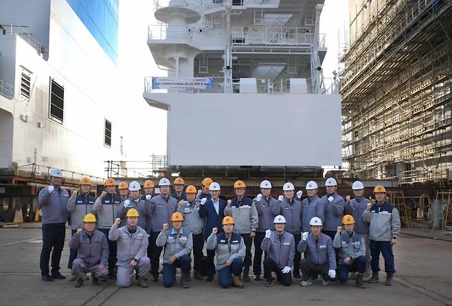 유상철 HJ중공업 대표(뒷줄 왼쪽에서 11번째), 권민철 대선조선 대표(뒷줄 왼쪽에서 12번째)가 데크하우스 점등식을 하고 기념촬영을 하고 있다./사진제공=HJ중공업