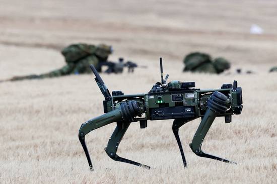 일본 육상자위대가 지난 1월 13일 도쿄 인근 나라시노 훈련장에서 개최한 연례 실전급 훈련에  한국 방산업체인 LIG넥스원의 자회사 고스트로보틱스의 사족보행 로봇  비전 60이 등장했다. 일본 육상자위대는 이 로롯 2대를 정예부대인 제1공수여단에 배치해 기갑 보병들과 함께 보전포 훈련에 투입했다. 일본 자위대는 이처럼 첨단기술과 결합한 미래형 전력 구축에 나서고 있다./사진=로이터