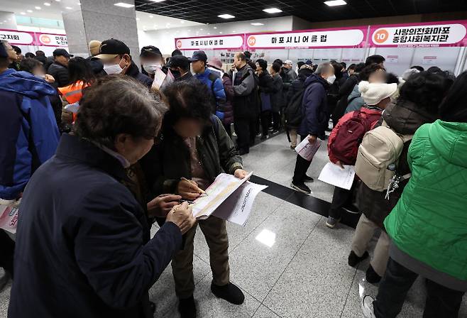 퇴직연금 적립금 규모가 500조원을 곧 돌파하는 가운데 보험사 시장 점유율이 점차 줄어 수익률 제고가 필요하다는 지적이 나온다. 사진은 서울 마포구청에서 열린 노인일자리 박람회. /사진=뉴스1