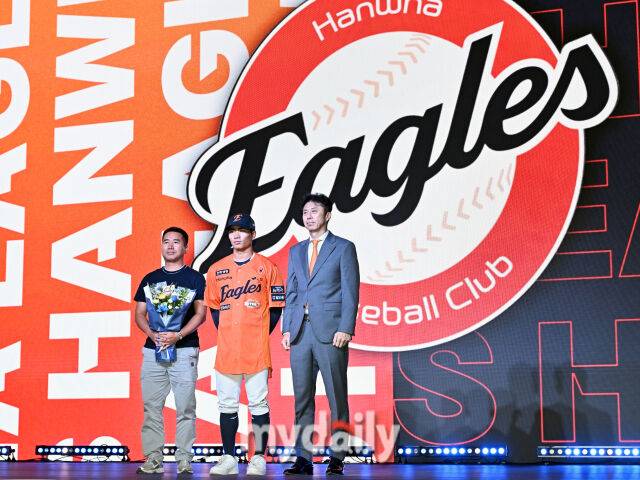 유신고 오재원(가운데)이 17일 오후 서울 잠실 롯데호텔에서 진행된 '2026 KBO 신인 드래프트'에서 1라운드에서 한화에 지명된 뒤 포즈를 취하고 있다. 이번 드래프트는 전면 드래프트 방식으로 총 11라운드에 걸쳐 진행되며, 총 1,261명의 대상자 중 최대 110명이 KBO 10개 구단의 새 식구로 합류하게 된다. 지명 순서는 2024시즌 최종 순위 역순에 따라 키움 히어로즈를 시작으로 NC 다이노스, 한화 이글스, 롯데 자이언츠, SSG 랜더스, KT 위즈, 두산 베어스, LG 트윈스, 삼성 라이온즈, KIA 타이거즈 순으로 진행된다./마이데일리