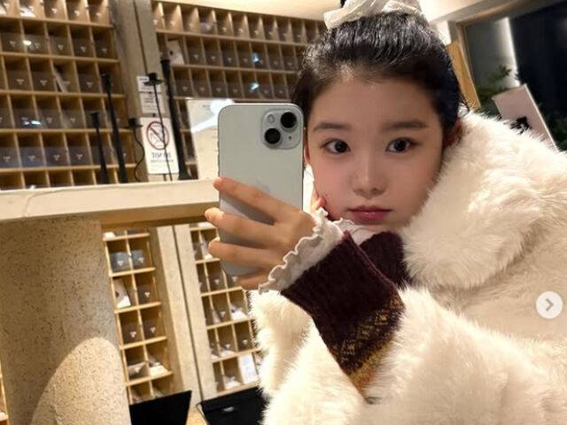 김규리가 아역 배우 시절과 비슷한 외모로 성숙한 분위기를 자아내고 있다. / 김규리 SNS