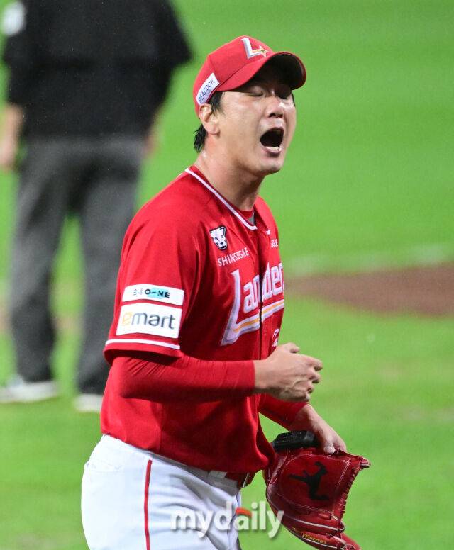 2025년 10월 14일 오후 대구 삼성라이온즈파크에서 열린 '2025 신한 SOL Bank KBO 포스트시즌' SSG 랜더스와 삼성 라이온즈의 준플레이오프 4차전 경기. SSG 선발투수 김광현이 3회말 1실점 한 뒤 아쉬워하고 있다./마이데일리