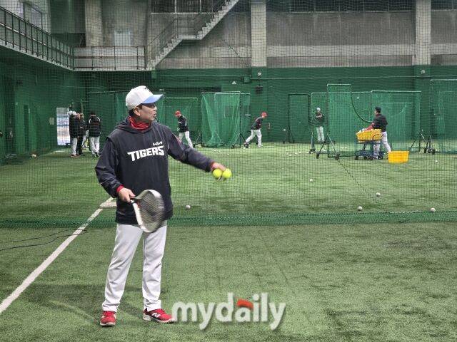 테니스채를 든 KIA 김연훈 수비코치/아마미오시마(일본)=김진성 기자 kkomag@mydaily.co.kr