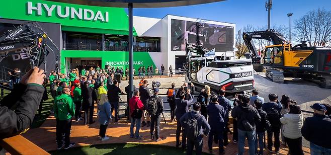 세계 최대 건설기계 박람회 바우마 2025에 마련된 HD현대건설기계 부스에서 관람객들이 제품 라인업들을 살펴보고 있다.  [HD현대사이트솔루션 제공]