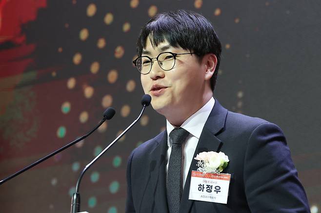 하정우 청와대 AI미래기획수석이 지난 10일 서울 성북구 한국과학기술연구원에서 열린 ‘KIST 개원 60주년 기념식’에서 이재명 대통령 축사를 대독 하고 있다. [연합]