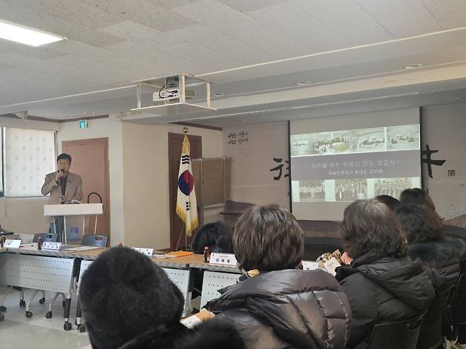 베테랑 공무원이 새빛신문고 제도를 설명하고 있다.