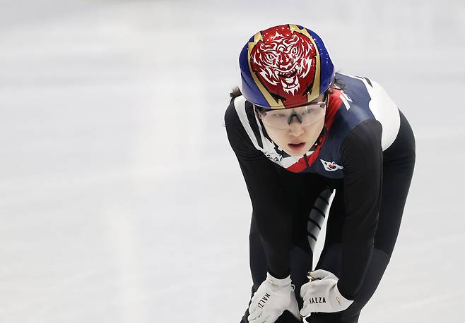 10일 이탈리아 밀라노 아이스스케이팅 아레나에서 열린 2026 밀라노·코르티나 동계올림픽 쇼트트랙 혼성계주 준결승에서 한국 선수들이 넘어지며 결승진출에 실패했다. 한국 최민정이 입상 외 순위 결정전인 파이널B 경기 후 아쉬워하고 있다. [연합]