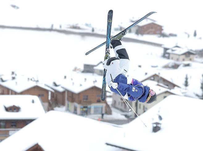 10일 이탈리아 리비뇨 에어리얼 모굴 파크에서 열린 밀라노·코르티나 동계올림픽 여자 모굴 예선에서 윤신이가 슬로프를 내려오며 묘기를 펼치고 있다. [연합]