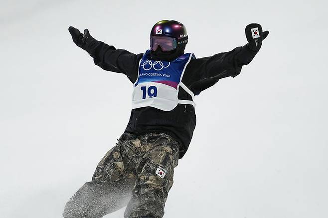 [리비뇨=AP/뉴시스] 유승은이 9일(현지 시간) 이탈리아 리비뇨 스노파크에서 열린 2026 밀라노·코르티나담페초 동계올림픽 스노보드 여자 빅에어 결선 경기를 마친 후 본인 연기에 만족한 듯 환호하고 있다. 고교생 유승은은 최종 171.00점으로 동메달을 따내 한국 스노보드 사상 처음으로 빅에어 종목 메달을 수확했다. 2026.02.10.