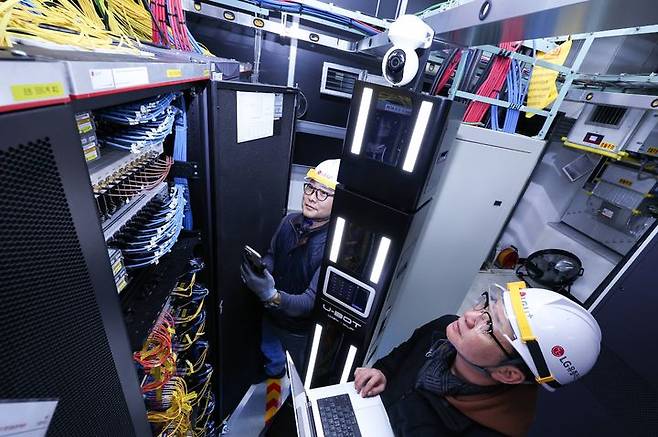 [서울=뉴시스] LG유플러스 직원들이 AI 자율주행 로봇 '유봇(U-BOT)'을 소개하는 모습. (사진=LGU+ 제공) 2026.02.10. photo@newsis.com *재판매 및 DB 금지