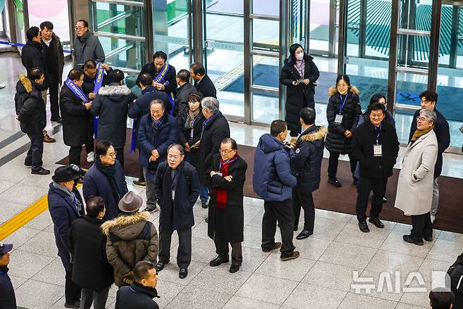 [파주=뉴시스] 정병혁 기자 = 개성공단 전면중단 10주년인 10일 경기 파주시 남북출입사무소에 개성공단 입주기업 임직원들이 모여있다.  2026.02.10. jhope@newsis.com