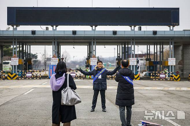 [파주=뉴시스] 정병혁 기자 = 10일 경기 파주시 남북출입사무소 앞에서 열린 2.10 개성공단 전면중단 10주년 기자회견에서 개성공단입주기업 임직원이 기념촬영을 하고 있다. 2026.02.10. jhope@newsis.com