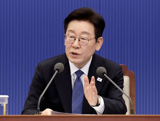 이재명 대통령이 5일 청와대 여민관에서 열린 수석보좌관회의에서 발언하고 있다. 연합뉴스