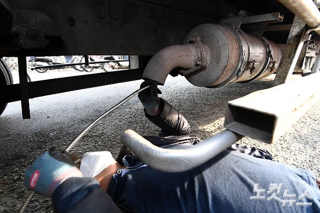 서울 양천구 서부트럭터미널에서 서울시청 차량공해저감과 직원들이 노후 경유차량 매연저감장치 작동여부를 점검하고 있다. 황진환 기자