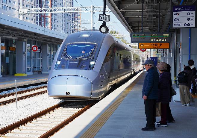 울진역에 KTX가 들어오고 있다. 울진군 제공