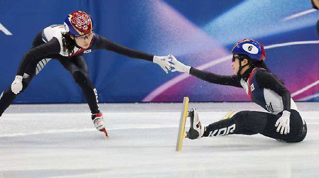 '그럼에도…' 넘어진 김길리(오른쪽)가 최민정과 터치하는 모습. 연합뉴스