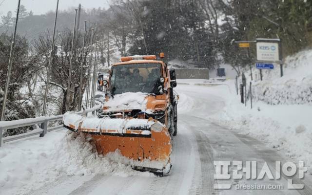 ▲대형 제설 차량인 '유니목(Unimog) 500'이 제설작업을 펼치고 있다.ⓒ프레시안 (홍준기)
