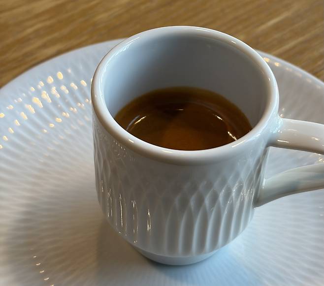 직장인들의 필수 아이템인 커피 속 폴리페놀 성분은 체내 인슐린 저항성을 개선해 대사증후군이라는 ‘도미노 질병’을 막는 핵심 열쇠다.<BR> 사진=김현주 기자