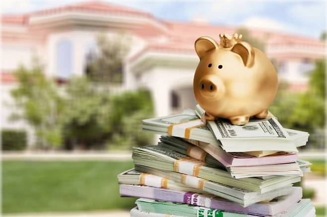 당장의 소득세를 유예하고 미래의 저율 과세를 노리는 ‘DC형 전환’ 방식이 대기업과 금융권을 중심으로 확산하고 있다. 게티이미지