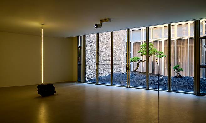 ① ‘산과 친구되기’(아뜰리에 에르메스, 2025) 설치 전경.