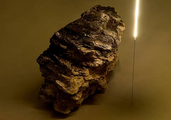② ‘번개치는 돌(용)’, 상세컷, 2025, 돌과 LED 필라멘트 전구, 80 x 48 x 50cm, 240㎝.