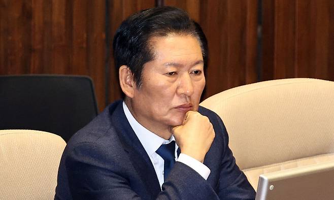 정청래 더불어민주당 대표가 10일 오후 서울 여의도 국회에서 열린 제432회국회(임시회) 제5차 본회의에서 생각에 잠겨 있다. 뉴시스