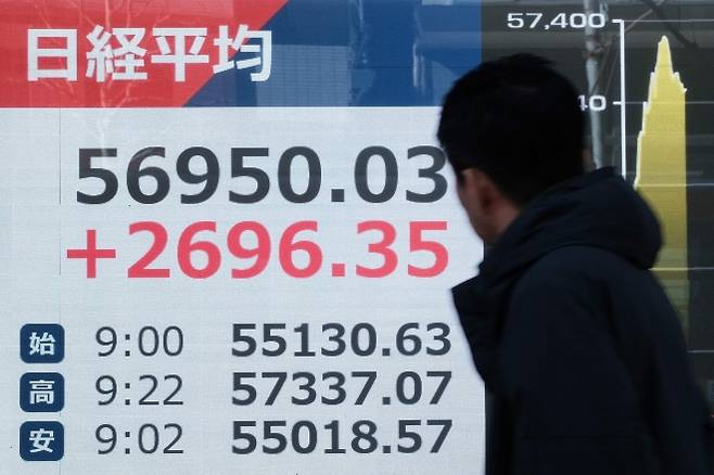 日증시 다카이치 효과 - 일본 닛케이225 지수가 총선 결과에 따른 기대감으로 장중 한때 5만 7757까지 올라 사상 최고치를 기록한 가운데 9일 도쿄 증권거래소에서 한 남성이 전자 시세판을 보고 있다. 도쿄 AFP 연합뉴스