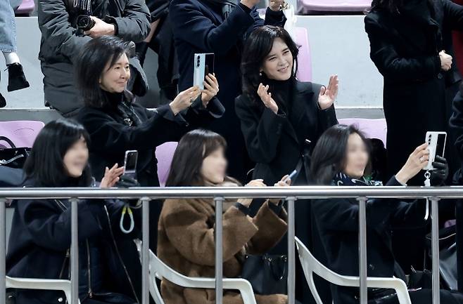 홍라영 전 삼성미술관 리움 총괄부관장(왼쪽)과 이부진 신라호텔 사장이 9일 서울 강남구 휘문고등학교에서 열린 임동현 군의 졸업식에 참석해 즐거운 시간을 보내고 있다. 2026.2.9 뉴스1