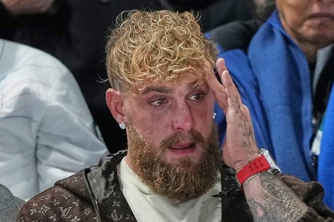 [밀라노=AP/뉴시스] 미 복싱 유튜버 제이크 폴이 9일(현지 시간) 이탈리아 밀라노 스피드스케이팅 스타디움에서 열린 2026 밀라노·코르티나담페초 동계올림픽 여자 스피드스케이팅 1000m 경기에서 약혼자인 유타 레이르담(네덜란드)이 우승하자 눈물을 흘리고 있다. 2026.02.10. 뉴시스