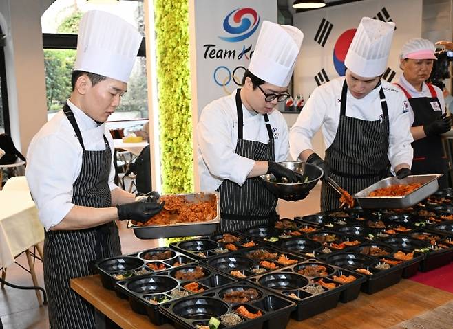 9일(현지시간) 이탈리아 밀라노에서 열린 대한체육회가 운영하는 급식지원센터 공개 미디어행사에서 김중현 조리장과 영양사들이 국가대표팀 선수들에게 전달한 도시락을 만들고 있다. 대한체육회 제공
