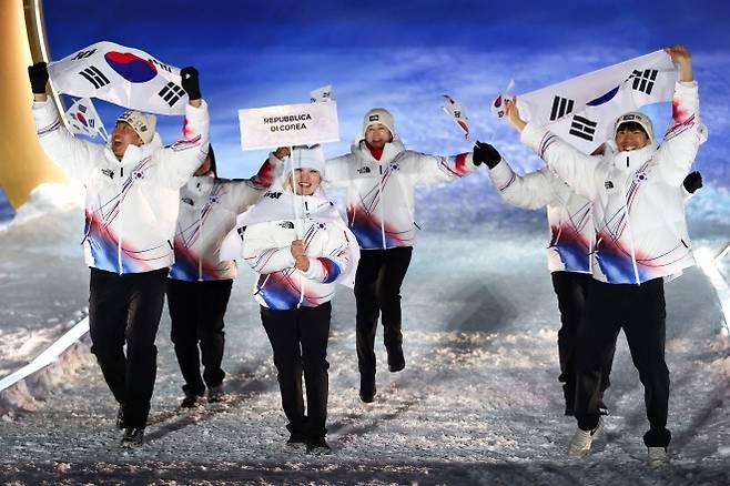 리비뇨 개막식, 태극기 흔들며 입장하는 한국 선수단 - 대한민국 국가대표 선수단이 6일(현지 시간) 이탈리아 리비뇨의 스노파크에서 열린 2026 밀라노·코르티나담페초 동계올림픽 개막식에서 태극기를 흔들며 입장하고 있다. 2026.02.07. 리비뇨 AP 뉴시스