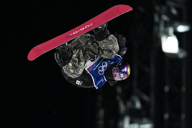 스노보드 유승은, 빅에어 결선 진출 - 유승은이 8일(현지 시간) 이탈리아 리비뇨 스노파크에서 열린 2026 밀라노·코르티나담페초 동계올림픽 스노보드 여자 빅에어 예선 경기를 펼치고 있다. 유승은은 생애 첫 올림픽 무대에서 166.50점을 기록해 전체 4위에 오르면서 결선에 올랐다. 2026.02.09. 리비뇨 AP 뉴시스