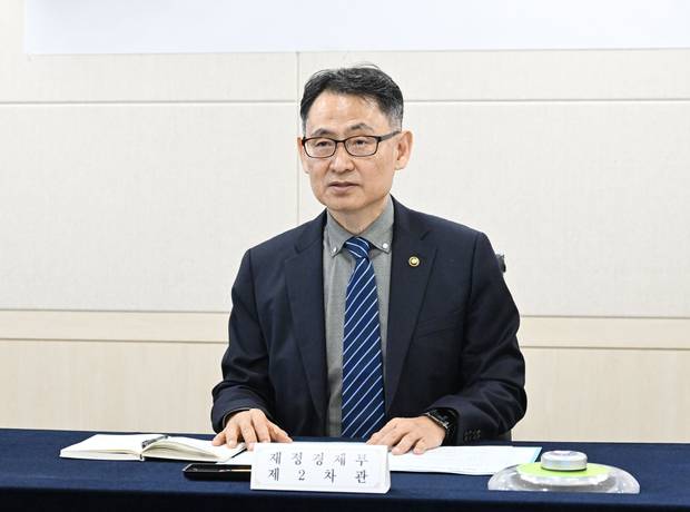 허장 재경부 제2차관이 10일 한국재정정보원에서 ‘2025회계연도 총세입부 및 총세출부’를 마감하고 세입·세출 실적을 확정하고 있다. 사진제공=재경부