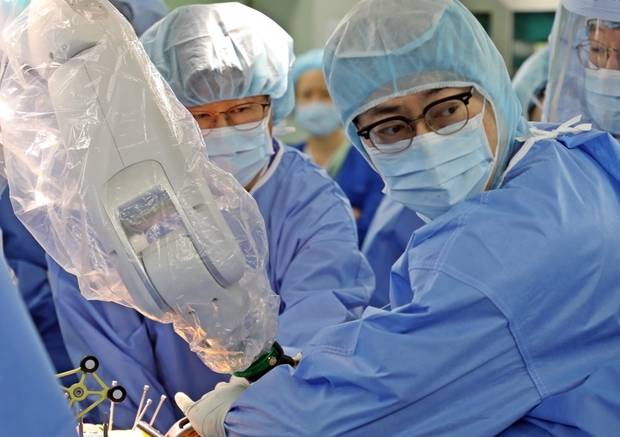 로봇을 활용한 인공고관절 치환술을 시행하고 있는 인하대병원 정형외과 유준일 교수. 출처 : 인하대병원