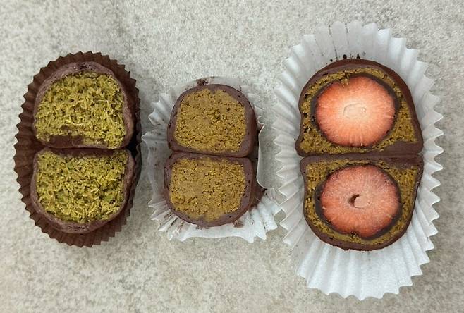 두쫀쿠에 딸기를 함께 넣은 변형된 제품이 시중에 판매되고 있다 ⓒ홍대에서 만난 직장인 정아무개씨 제공