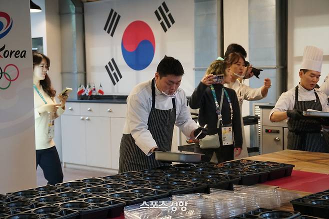 김중현 진천선수촌 조리장(가운데)가 지난 9일 이탈리아 밀라노 시내 남쪽의 로디 지역에 위치한 밀라노 급식 지원센터에서 완성된 음식을 도시락에 담고 있다. 밀라노|이정호기자