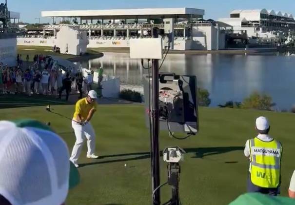 마쓰야마 히데키가 지난 9일 열린 WM 피닉스 오픈 연장전에서 티샷을 하던 도중 관중석의 소음 때문에 스윙을 멈추고 있다. SNS 캡처