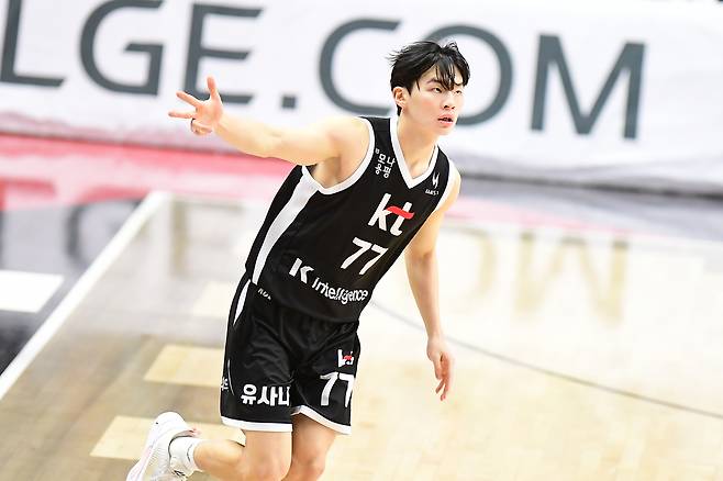 수원 KT 강성욱이 9일 서울 삼성과의 홈경기 도중 3점슛을 성공한 뒤 세리머니하고 있다. KBL 제공