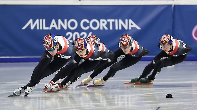 ▲ 한국 쇼트트랙 스피드스케이팅 국가대표 선수들이 훈련하고 있다. 한국 쇼트트랙 대표팀은 올림픽 역사를 통틀어 53개의 메달을 수확했다. 이 가운데 26개가 금메달이다. ⓒ 연합뉴스