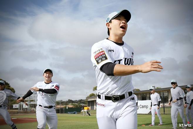 ▲ 박경수의 등번호 6번을 물려받은 이강민은 롤모델의 명성에 먹칠을 하지 않겠다는 강한 의지로 뭉쳐 있다 ⓒKT위즈