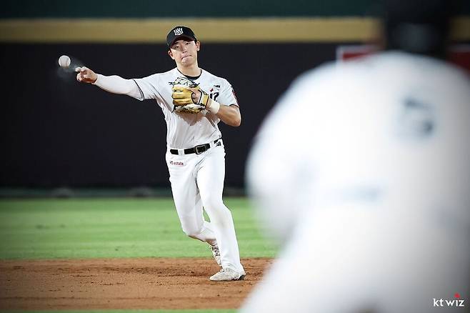 ▲ KT 차세대 주전 유격수로 뽑히며 무럭무럭 성장하고 있는 이강민 ⓒKT위즈