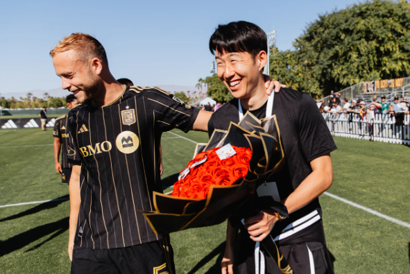 ▲ 손흥민이 프리시즌 경기에 나서지 못하는 상황이 길어지면서 우려가 나오고 있다. 구단 측은 확대 해석을 경계하는 분위기다. LAFC는 \"손흥민은 현재 다비드 마르티네스 등 핵심 주전들과 함께 팀의 일상 훈련에는 정상적으로 참여하고 있다\"고 확인시켜줬다. ⓒ LAFC