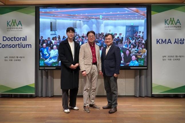 서울 우리카드 우리WON 프로배구단 이인복 단장(가운데)과 이문희 홍보팀 과장(왼쪽)이 지난 4일 이화여자대학교 이화·신세계관 1층 60주년 기념홀에서 열린 한국마케팅학회 학회상 및 논문상 시상식 및 '마케팅 사례집' 출판기념회에서 서울기독대학교 글로벌휴먼경영전공 김준회 교수와 기념사진을 찍었다. /사진=우리카드 배구단 제공